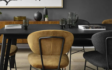 Mixer-des-chaises-dépareillées-une-tendance-phare-pour-la-salle-à-manger 